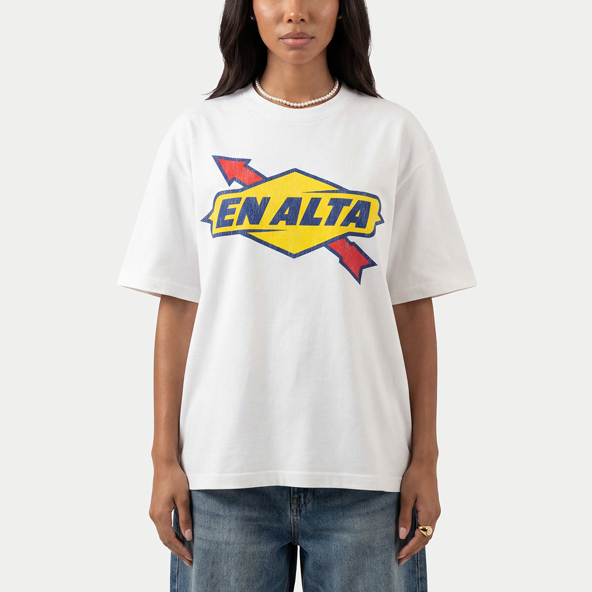 Una modelo llevando la camiseta blanca «En Alta» de Caracas Merch
